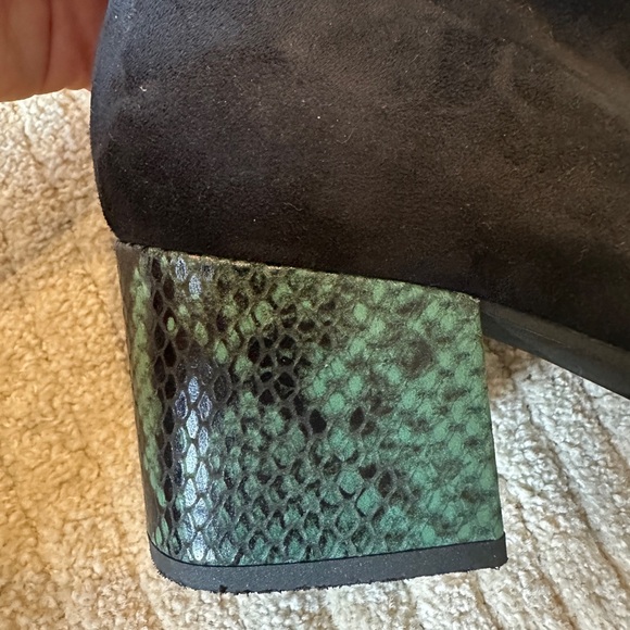 MARNI BLACK SUEDE & GREEN SNAKESKIN BOOTIES - Picture 4 of 10